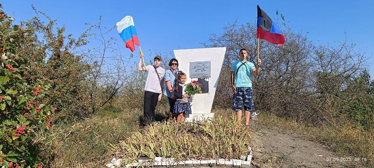 Благоустройство братской могилы советских воинов.